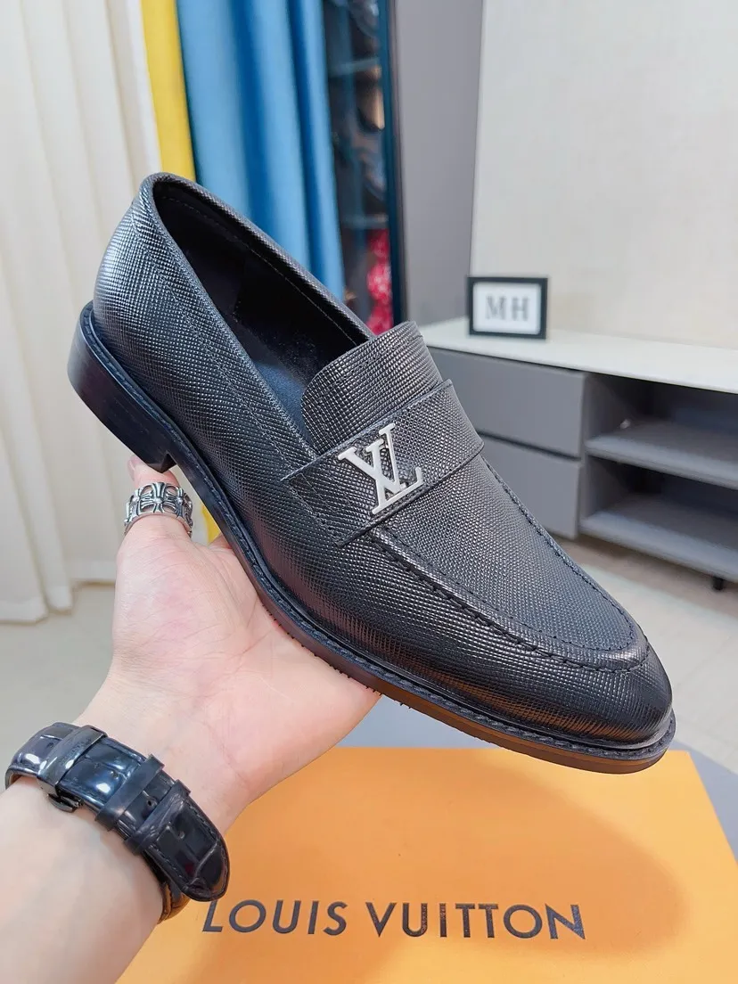 Men's shoes💰438🌹🌹【Louis Vuitton] LV official website synchronizes casual formal leather shoes, imported Italian first-layer calfskin, the leather feels natural and comfortable, and the flowing shoe body design embodies an extraordinary superior wearing experience. Smooth and tight hand-stitched seams achieve extraordinary noble taste. The lining is made of cowhide, which is high-end, comfortable and breathable, telling the man's high-spirited heart. Number of items in stock: 38-44 45 can be customized.